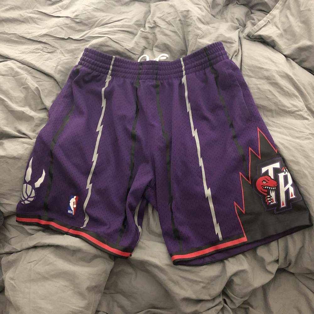 TORONTO RAPTORS BASKETBALL SHORTS 
MITCHELL & NESS